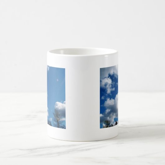 Blauer Himmel und weiße Wolken Kaffeetasse (Mittel)