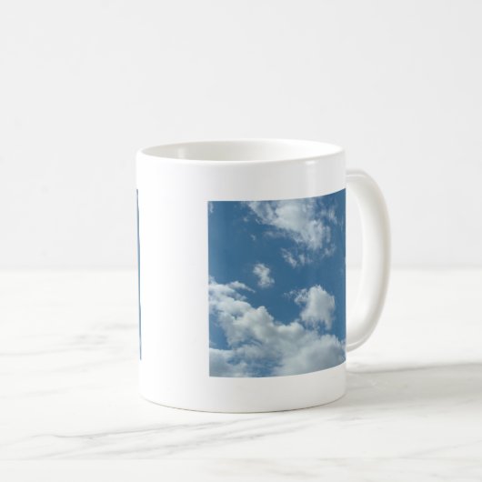 Blauer Himmel und weiße Wolken Kaffeetasse (VorderseiteRechts)