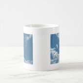 Blauer Himmel und weiße Wolken Kaffeetasse (Mittel)