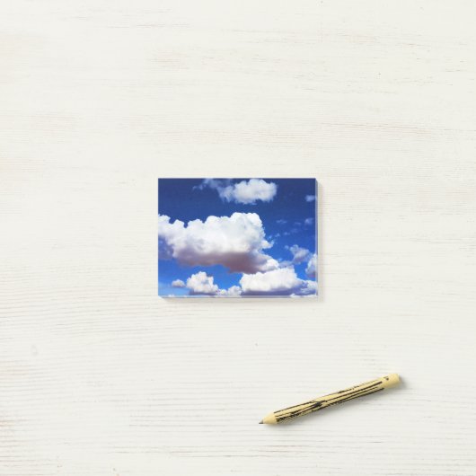 Blauer Himmel und weiße Wolken Post-it Klebezettel (Auf Schreibtisch)