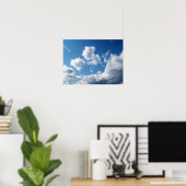Blauer Himmel und weiße Wolken Poster (Heimbüro)