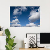 Blauer Himmel und weiße Wolken Poster (Heimbüro)