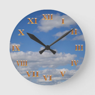 Blauer Himmel und Wolken - Goldrömische Ziffern Runde Wanduhr