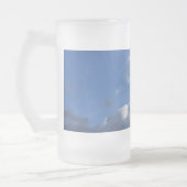 Blauer Himmel und Wolken Mattglas Bierglas (Links)