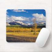Blauer Himmel und Wolken über einer Wiese Mousepad (Mit Mouse)
