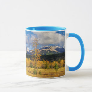 Blauer Himmel und Wolken über einer Wiese Tasse