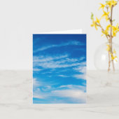 Blauer Himmel-Weiß bewölkt himmlischen Karte (Gelbe Blume)