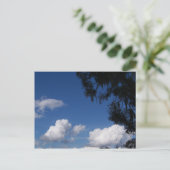 Blauer Himmel, weiße Wolken und Baum auf einer Pos Postkarte (Stehend Vorderseite)