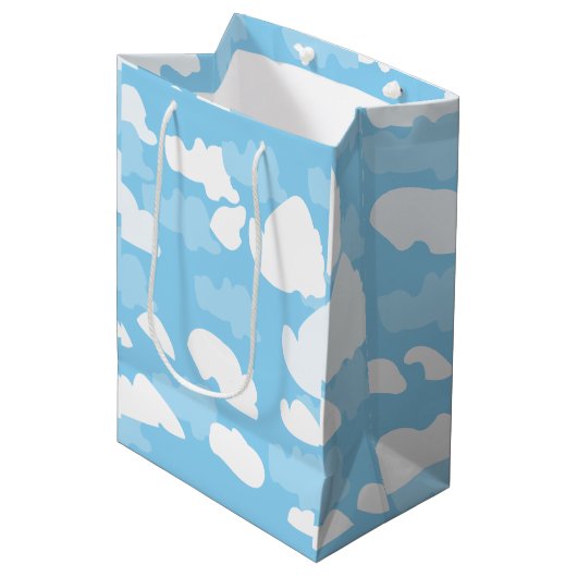 Blauer Himmel Wolken Mittlere Geschenktüte (Vorderseite Schrägansicht)