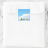 Blauer Himmel Wolken und Blank Palms Template Quadratischer Aufkleber (Tasche)