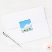 Blauer Himmel Wolken und Blank Palms Template Quadratischer Aufkleber (Umschlag)