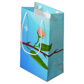 Blauer Himmelsverlauf mit blühendem Frühlingsarm Kleine Geschenktüte (Rückseite Schrägansicht)