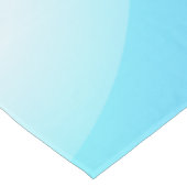 Blauer Himmelsverlauf mit blühendem Frühlingsarm Tischdecke (Schrägansicht)