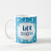 Blauer Hintergrund mit Bäumen und "Let it Snow" Kaffeetasse (Links)