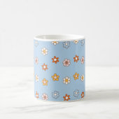 Blauer Hintergrund mit Blumen in gemischten Farben Kaffeetasse (Mittel)