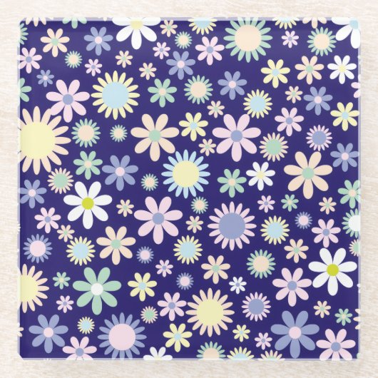 Blauer Hintergrund mit Blumenmuster Glasuntersetzer (Vorderseite)
