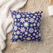 Blauer Hintergrund mit Blumenmuster Kissen (Decke)