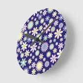 Blauer Hintergrund mit Blumenmuster Runde Wanduhr (Winkel)