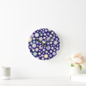 Blauer Hintergrund mit Blumenmuster Runde Wanduhr (Zuhause)
