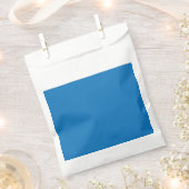 blauer Hintergrund mit schwarz-weißer Uhr Geschenktütchen (Ausgeschnitten)