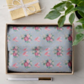 Blauer Hintergrund, rosa Blume und Herz Seidenpapier (Geschenk)