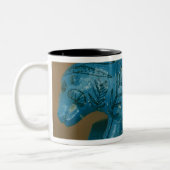 Blauer Hippopotamus mit schwarzer Dekoration Zweifarbige Tasse (Links)