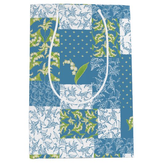 Blauer Imitat-Patchwork-Muster von Lilies-of-the-V Mittlere Geschenktüte (Vorderseite)