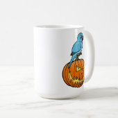 Blauer Indischer Ringhals-Papagei auf Halloween-Kü Kaffeetasse (VorderseiteRechts)