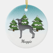 Blauer italienischer Grauhund im Winterwald Keramik Ornament (Vorne)