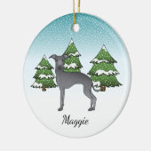 Blauer italienischer Grauhund im Winterwald Keramik Ornament (Links)