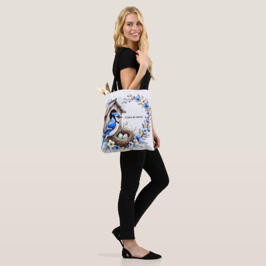 Blauer Jay tot auf Nistkasten – Florale Illustrati Tasche (Am Model)
