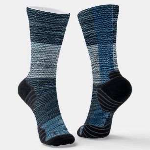 Blauer Jean-Pflaster bekommt einen Schlag. Socken