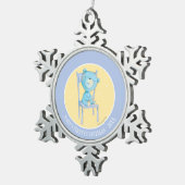 Blauer Kaliko-Bär, der auf Stuhl lächelt Schneeflocken Zinn-Ornament (Rechts)