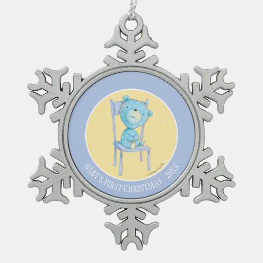 Blauer Kaliko-Bär, der auf Stuhl lächelt Schneeflocken Zinn-Ornament (Vorderseite)