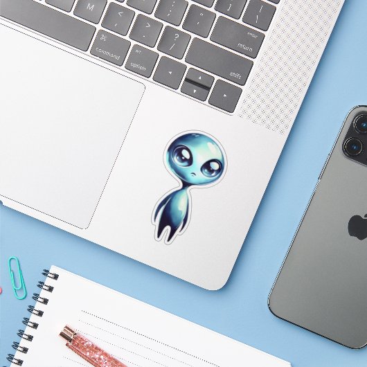 Blauer Kawaii Außerirdischer  Aufkleber (Laptop mit iPhone)
