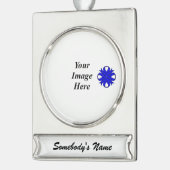 Blauer Kleber-Multifunktionsvorlage von Kenneth Yo Banner-Ornament Silber (Links)