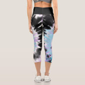 Blauer Lavendel Schwarze Gefärbte Krawatte Abstrak Capri Leggings (Rückseite)