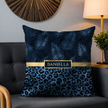 Blauer Leopard Print Shimmer Tropenflorname Kissen<br><div class="desc">Blauer Leopard Print Shimmer Tropical Floral Name Throw Kissen bietet ein elegantes blau-schwarz-schimmerndes Leopardenmuster und tropisches Blumenmuster mit Ihrem personalisierten Namen in der Mitte auf einem Goldband. Personalisieren Sie den Text in den Textfeldern,  indem Sie ihn bearbeiten. Entwickelt für Sie von ©Evco Studio www.zazzle.com/store/evcostudio</div>
