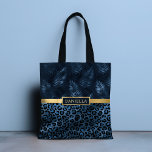Blauer Leopard Print Shimmer Tropenflorname Tasche<br><div class="desc">Die Blauen Leopard Print Shimmer Tropical Floral Name Tragetaschen zeichnen sich durch ein elegantes blau-schwarz-schimmerndes Leopardenmuster und ein tropisches Blumenmuster aus,  das Ihren personalisierten Namen in der Mitte auf einem Goldband trägt. Personalisieren Sie den Text in den Textfeldern,  indem Sie ihn bearbeiten. Entwickelt für Sie von ©Evco Studio www.zazzle.com/store/evcostudio</div>