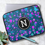 blauer lila Konfetti-Glitzer dotiert Monogramm auf Laptopschutzhülle<br><div class="desc">Funkelnd türkisblaue, lila, rosa und grüne Konfetti-Punkte auf einem dunklen aquamarinen Hintergrund zieren diesen schicken, modernen monogrammatischen Neopren-Laptop-Ärmel. Macht jedes Mal, wenn ihr es benutzt, eine lustige und stilvolle Aussage. Dieser Laptop-Ärmel ist in drei Größen erhältlich: 15 Zoll, 13 Zoll und 10 Zoll. Ein großartiges Geschenk für einen Freund und...</div>