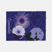 Blauer lila Schmetterling und Gänseblümchen Fleecedecke (Vorderseite (Horizontal))