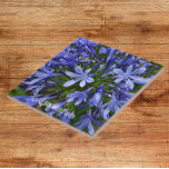 Blauer Lilie des Nils Agapanthus Fliese<br><div class="desc">Keramik Kachel,  die ein Foto der glockenförmigen Blumen der Lily-of-the-Nile zeigt,  auch Agapanthus genannt. Ein schönes,  blumengeschmücktes Design! Wählen Sie Ihre Kachelgröße aus. Macht eine hübsche Küche trivet!</div>