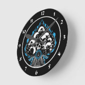 Blauer lodernder Spaten mit den Schädeln Runde Wanduhr (Winkel)