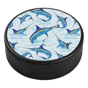 Blauer Marlin springt aus dem Ozean Eishockey Puck