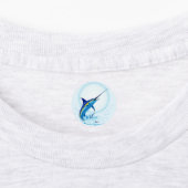 Blauer Marlin springt aus dem Ozean Etiketten (Befestigt)