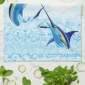 Blauer Marlin springt aus dem Ozean Geschirrtuch (Gefaltet)