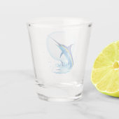 Blauer Marlin springt aus dem Ozean Schnapsglas (Rückseite)