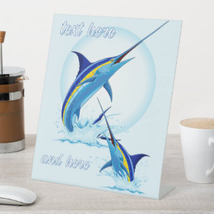 Blauer Marlin springt aus dem Ozean Sockelschild