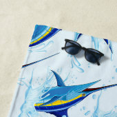Blauer Marlin springt aus dem Ozean Strandtuch (Beispiel)