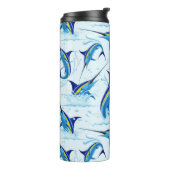 Blauer Marlin springt aus dem Ozean Thermosbecher (Nach links gedreht)